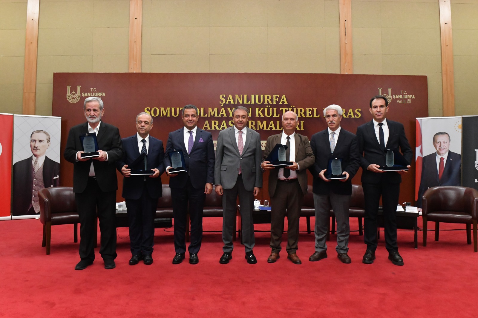 Vali tanıttı: Başucunuzda olmasını isteyeceksiniz!Şanlıurfa için 2 yılda hazırlandı