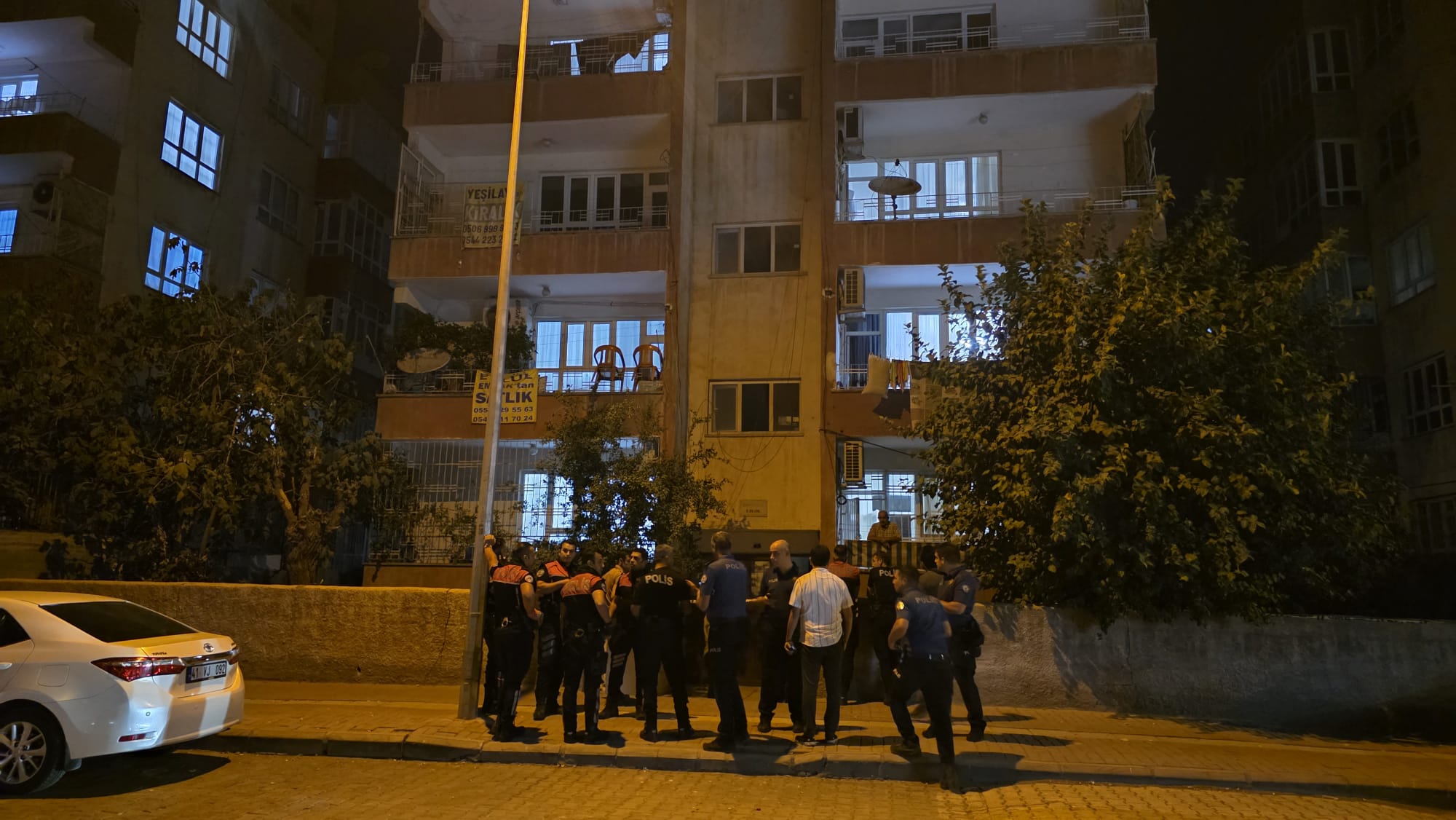 Apartman bahçesinde silahlı kavga! Yaralılar var