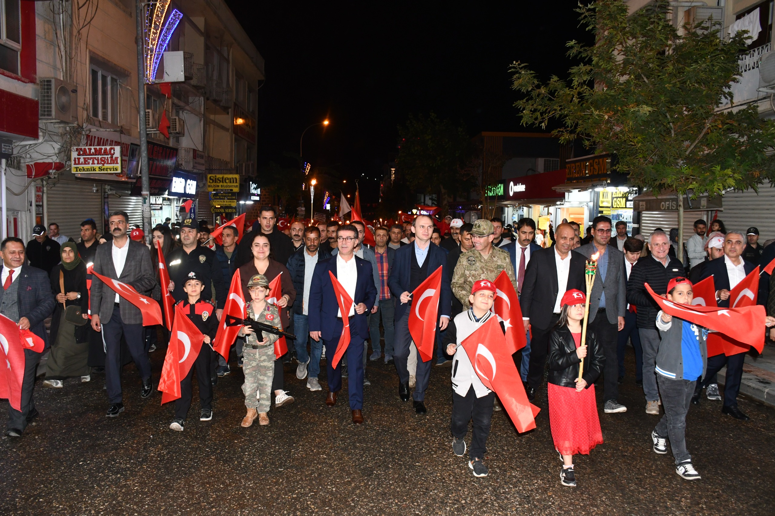 Cumhuriyet'in ışığı Siverek'i aydınlattı... Kutlamalarda fener alayı