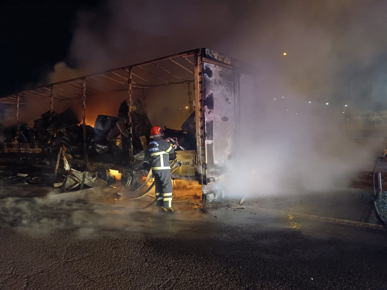 Şanlıurfa'da TIR adeta küle döndü! İtfaiyenin müdahale anı kameralarda