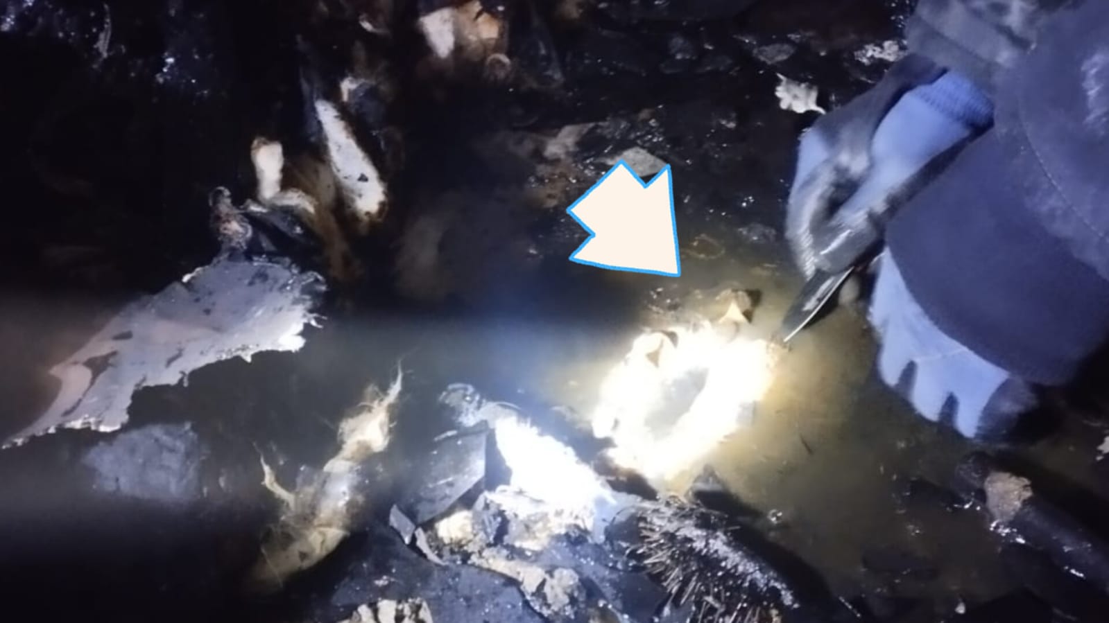 Şanlıurfa'da küle dönen evde gözyaşlarına itfaiyeden teselli... Dakikalarca arayıp buldular!