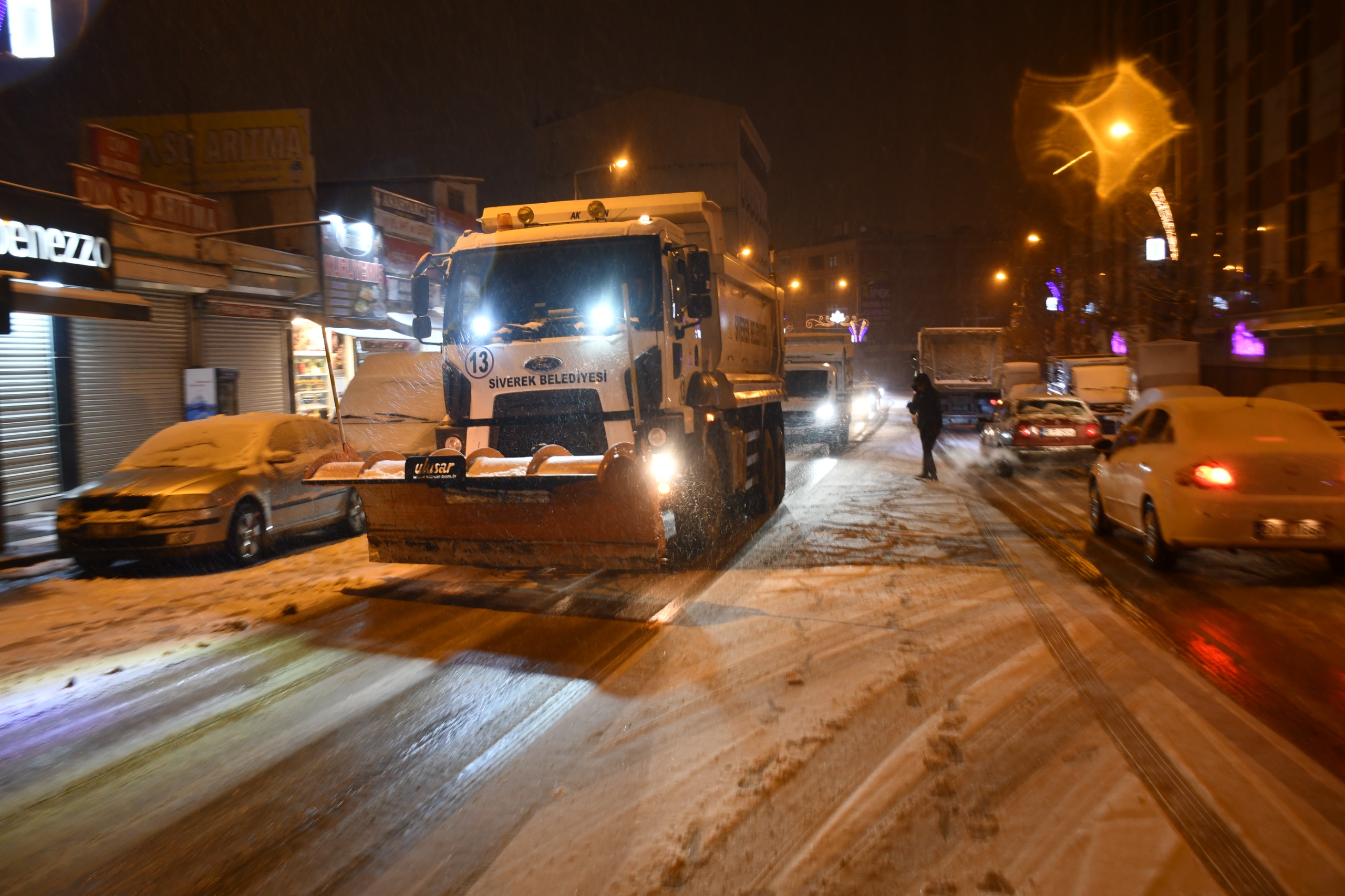 Siverek'te kar teyakkuzu... Belediye ekipleri sahada