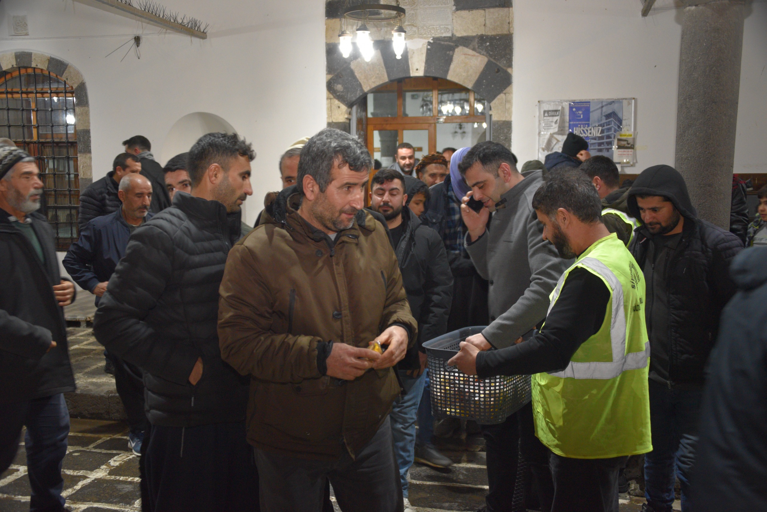 Siverek'te gelenek bozulmadı... Belediyeden kandil ikramı