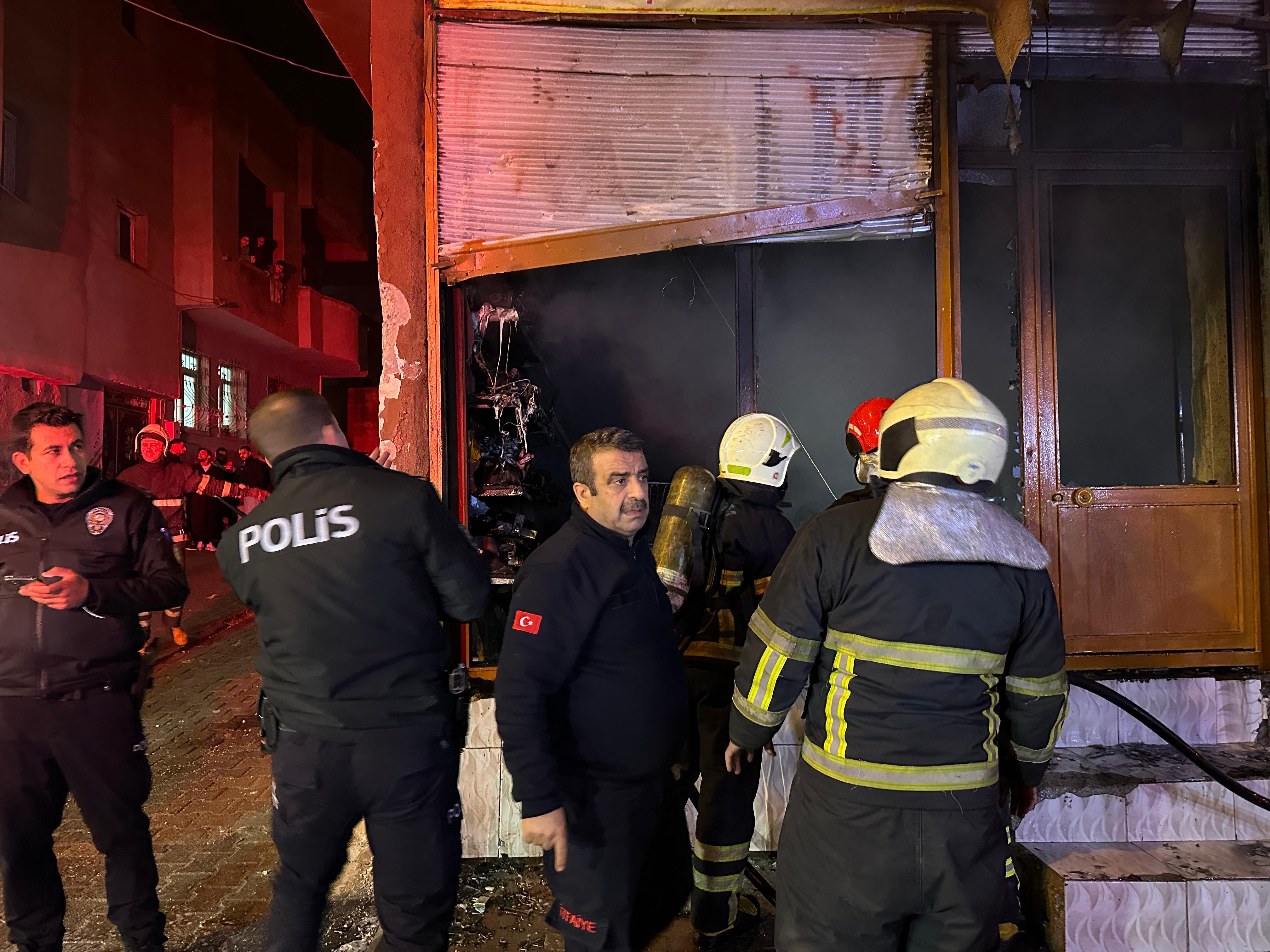 Şanlıurfa'da korkutan yangın... İşyeri alev aldı