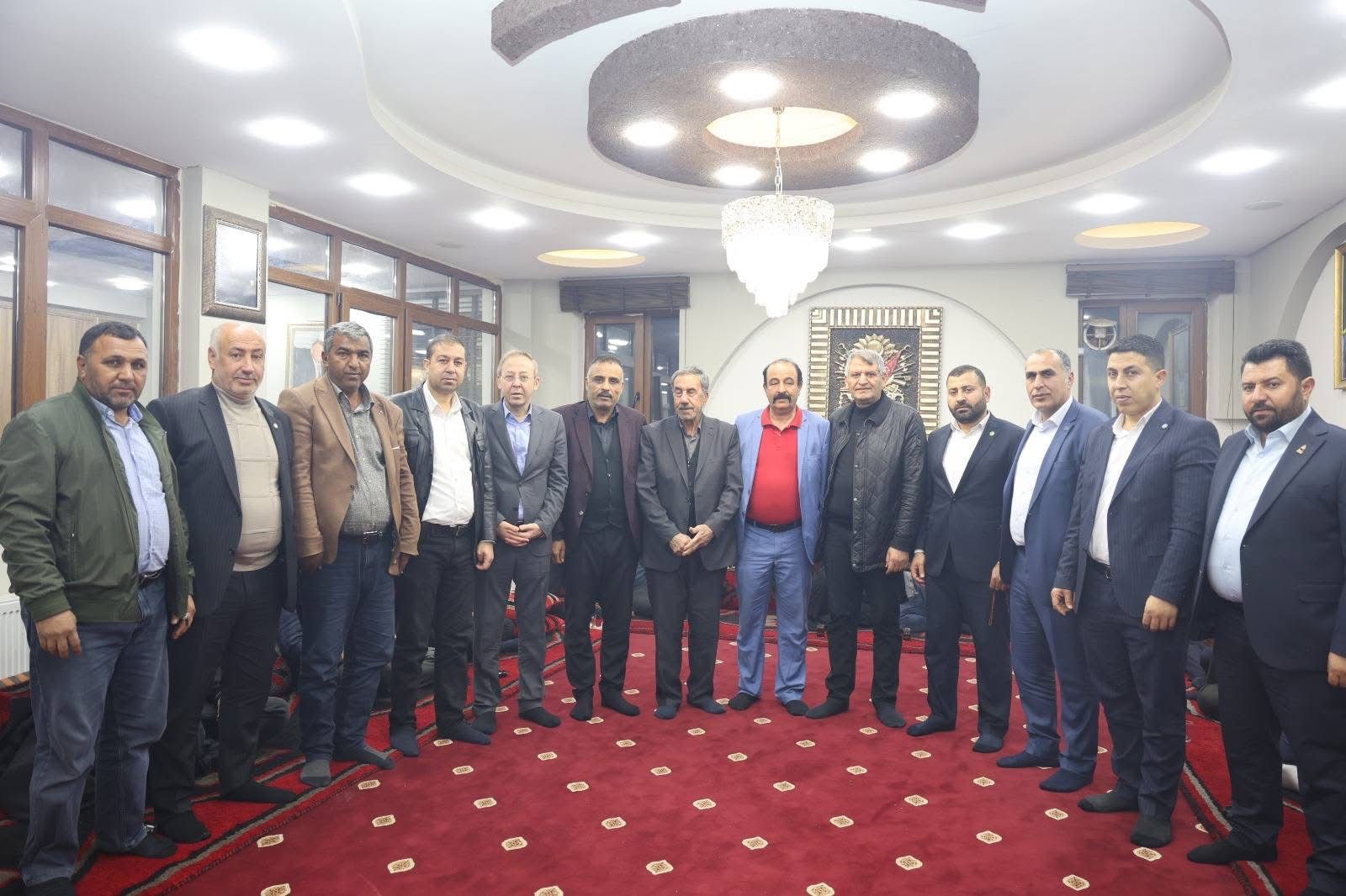 Başkan Ayhan'dan dostluk sofrası... Siyasi partiler aynı masada buluştu