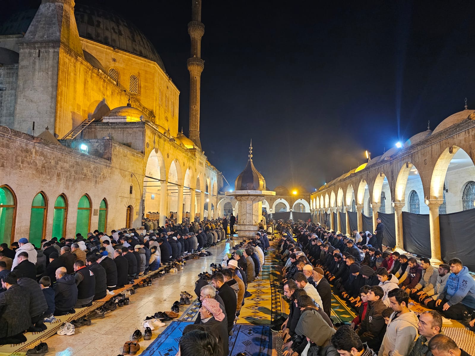 Dergah'ta Kadir Gecesi güzelliği: Soğuk havada duanın sıcaklığına sığındılar...
