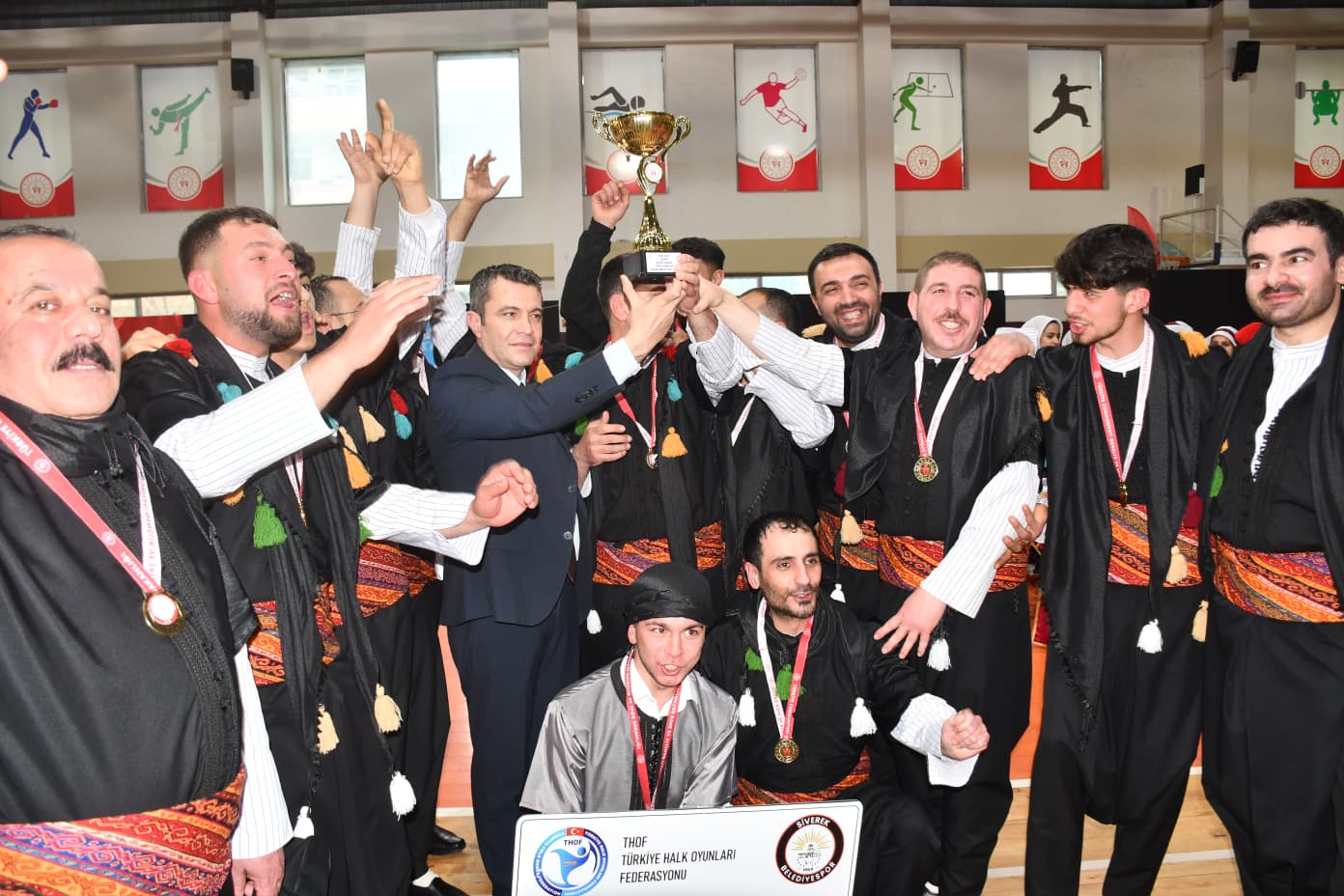 Sahnede gururlandıran başarı: İlçeler arasında Siverek birinci!