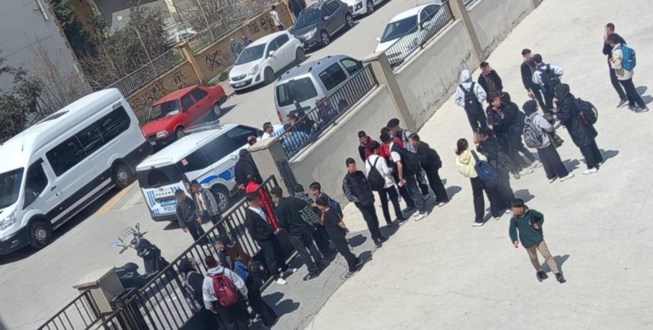 Mersin ve Gaziantep'teki liselerde silahlı saldırı paniği!