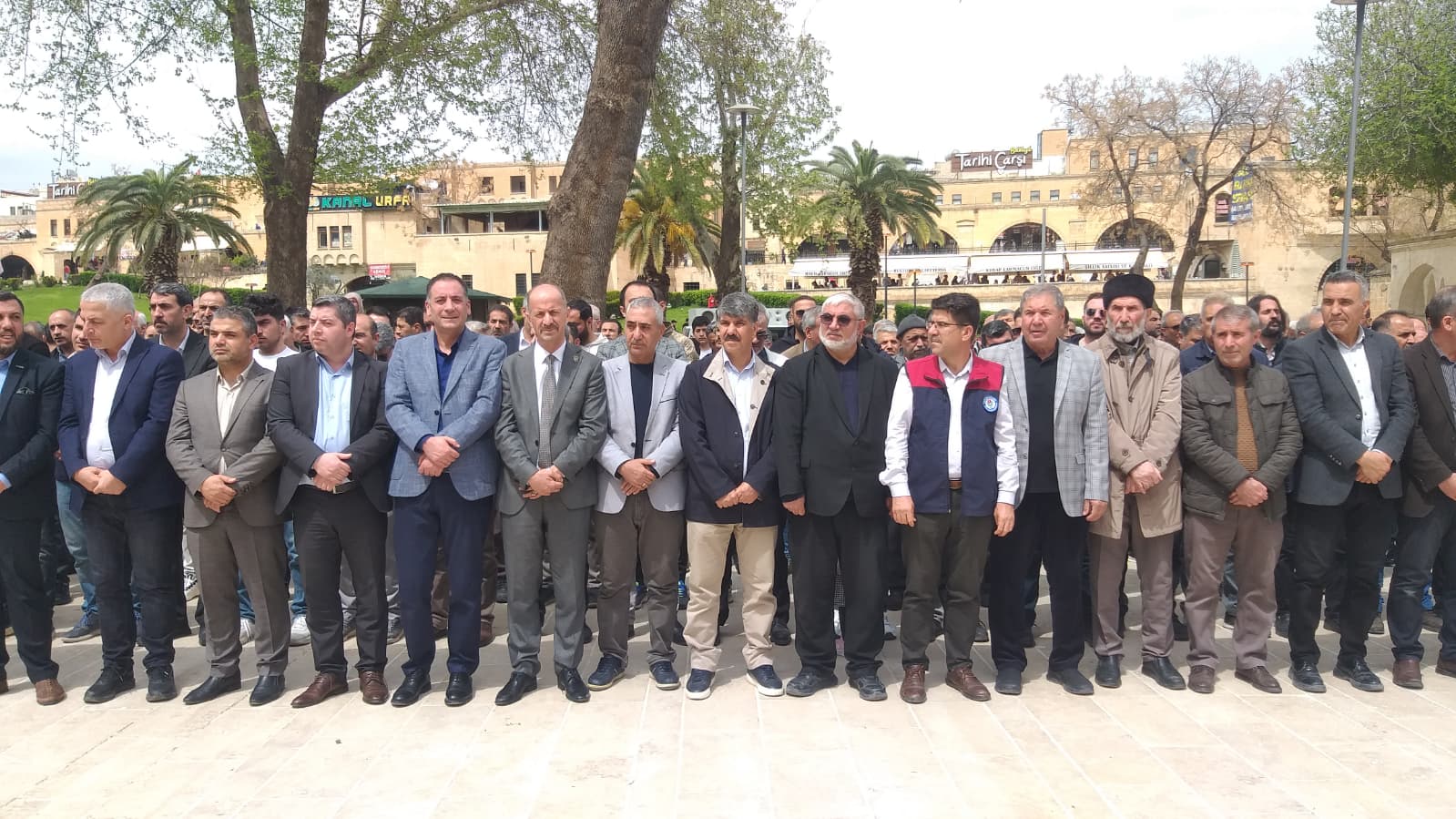 Şanlıurfa'da eller semaya kalktı: Öğretmen ve öğrenciler için gıyabi cenaze namazı