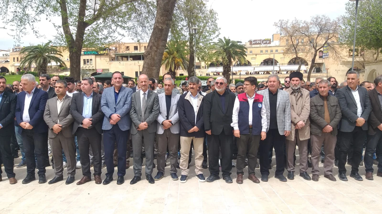 Şanlıurfa'da eller semaya kalktı: Öğretmen ve öğrenciler için gıyabi cenaze namazı