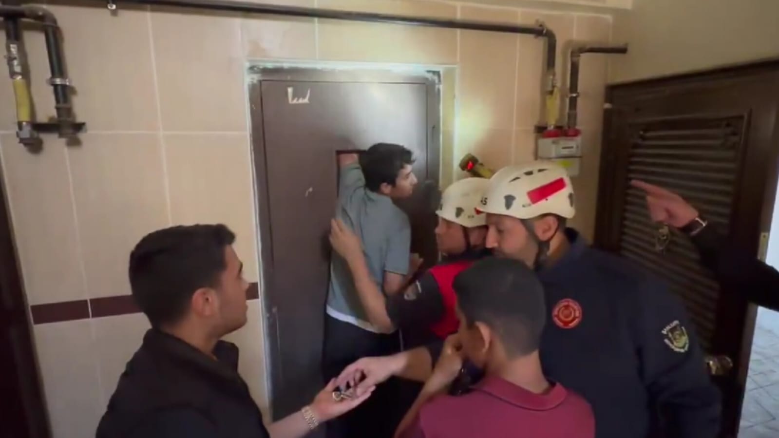 Şanlıurfa'da bir gencin eli asansöre sıkıştı! İtfaiyeden kurtarma operasyonu