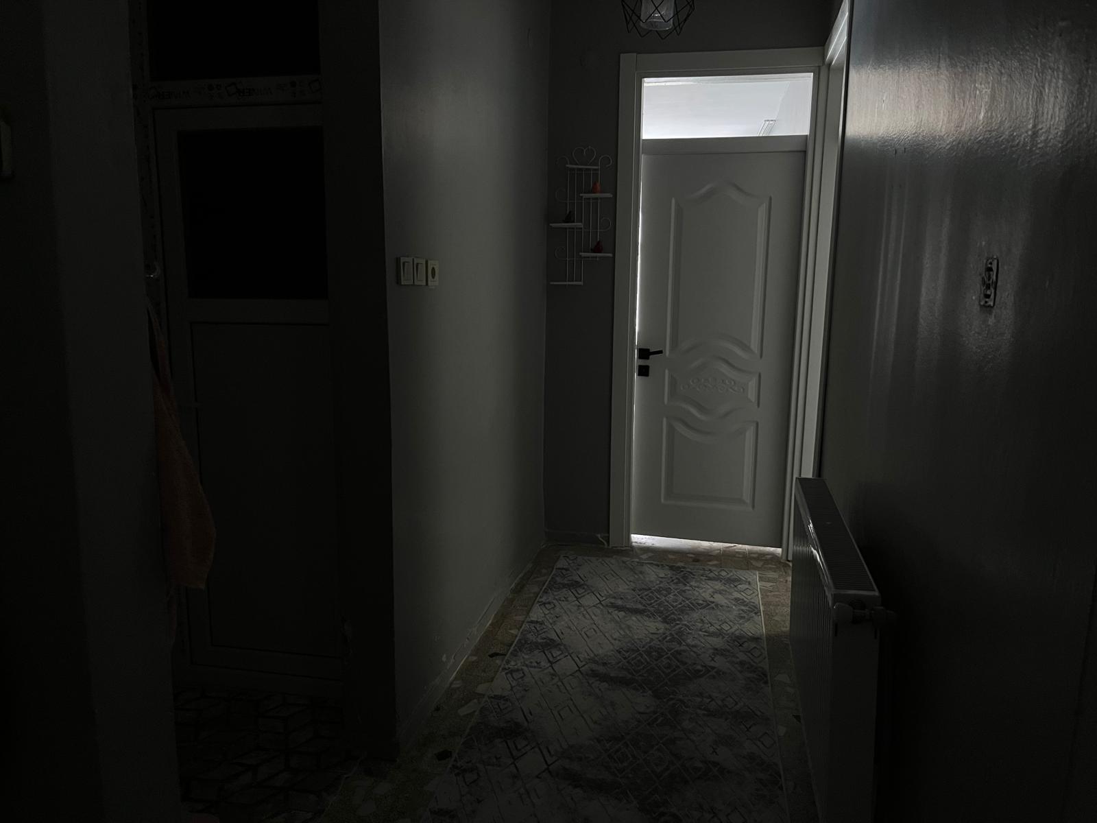 Şanlıurfa'da apartmanı ikiye bölen olay: Ev sahipleri seslerini duyurmaya çalışıyor..