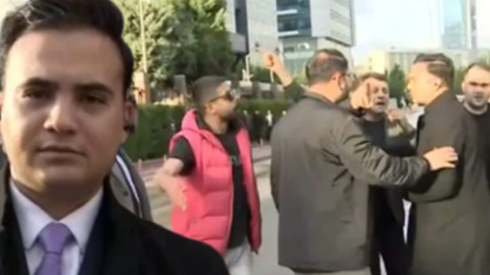 CHP Genel Merkezi önünde yayın yapıyordu: Şanlıurfalı gazeteciye çirkin müdahale