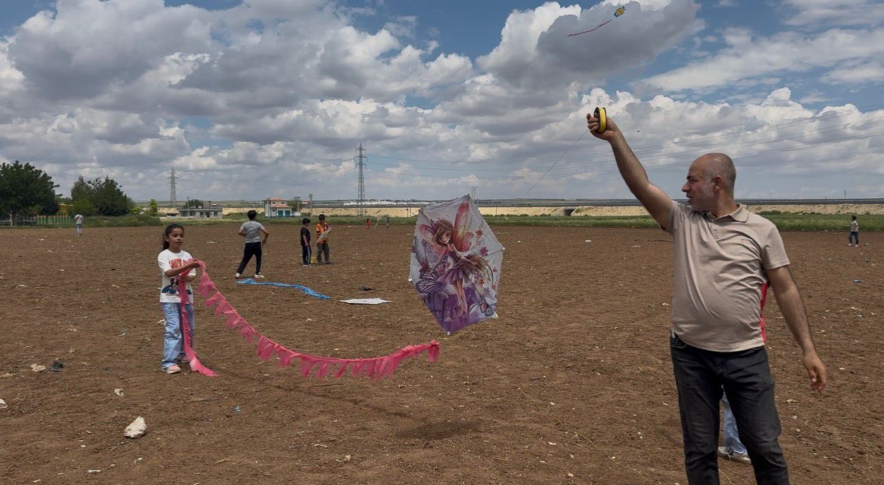 Şanlıurfa'da çocuklar doyasıya eğlendi: Gökyüzü renklerle boyandı