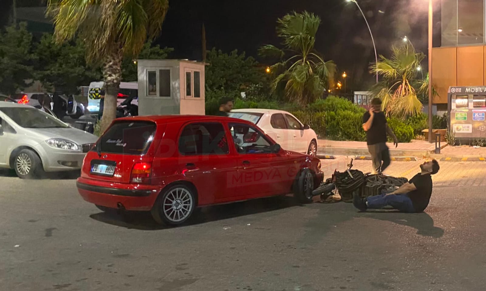 Şanlıurfa'da alışveriş merkezi önünde kaza: Acı içinde yere düştü...