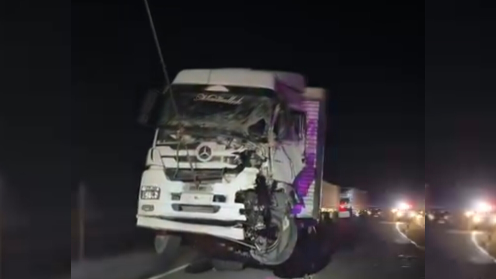 Şanlıurfa-Gaziantep yolunda kaza: Lastiği patlayan TIR kontrolden çıktı...