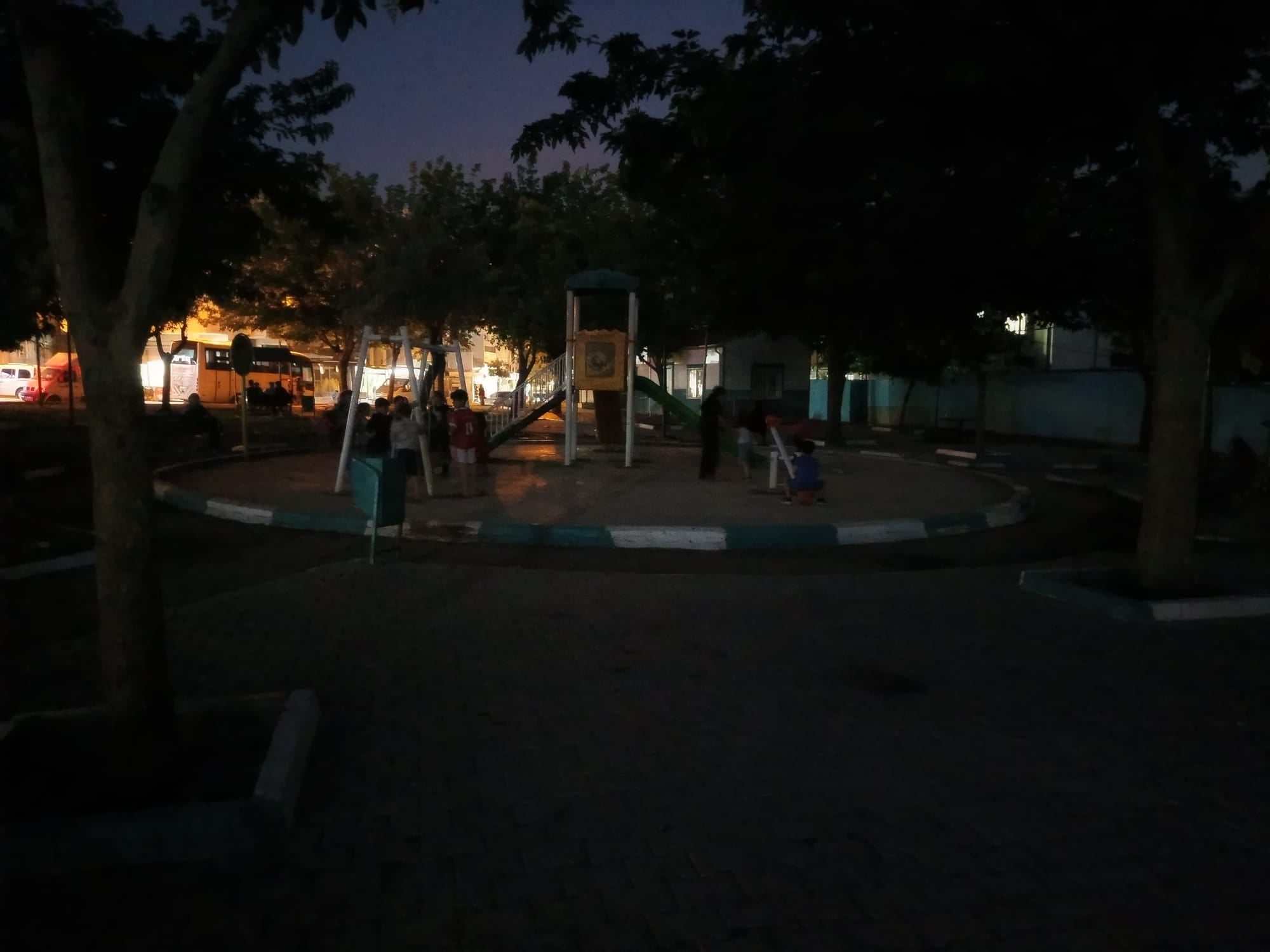 Gündüz sıcak, gece karanlık... Şanlıurfa'da çocukların park sevinci karanlıkta kaldı!