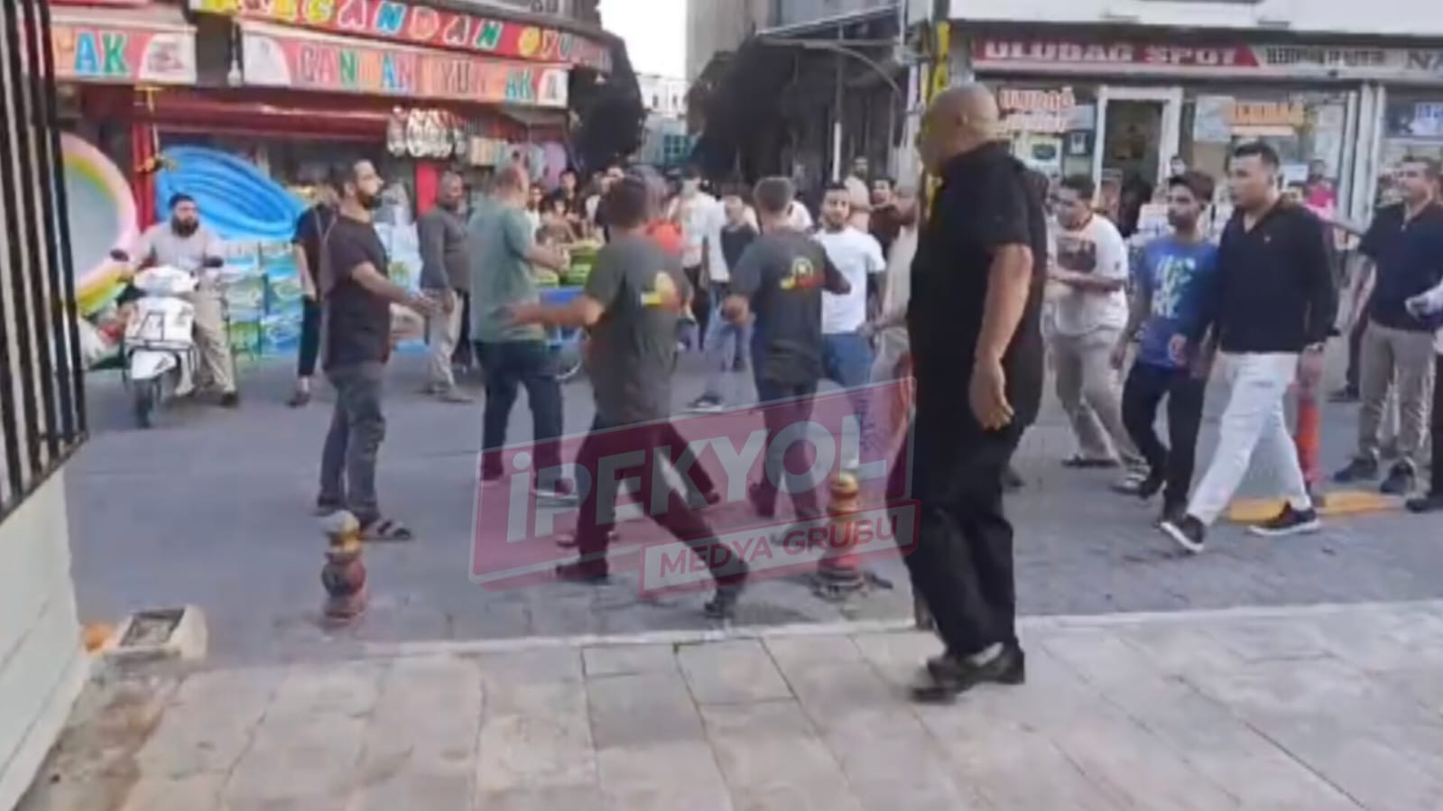 Ortalık karıştı! Şanlıurfa'da alacak verecek kavgası...