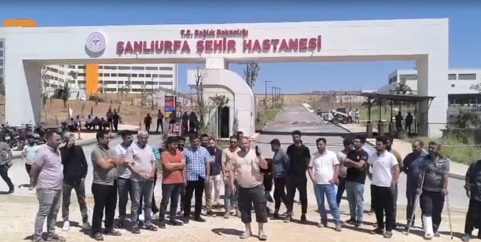 Şanlıurfa Şehir Hastanesi önünde işçilerden eylem: Hakkımızı istiyoruz!