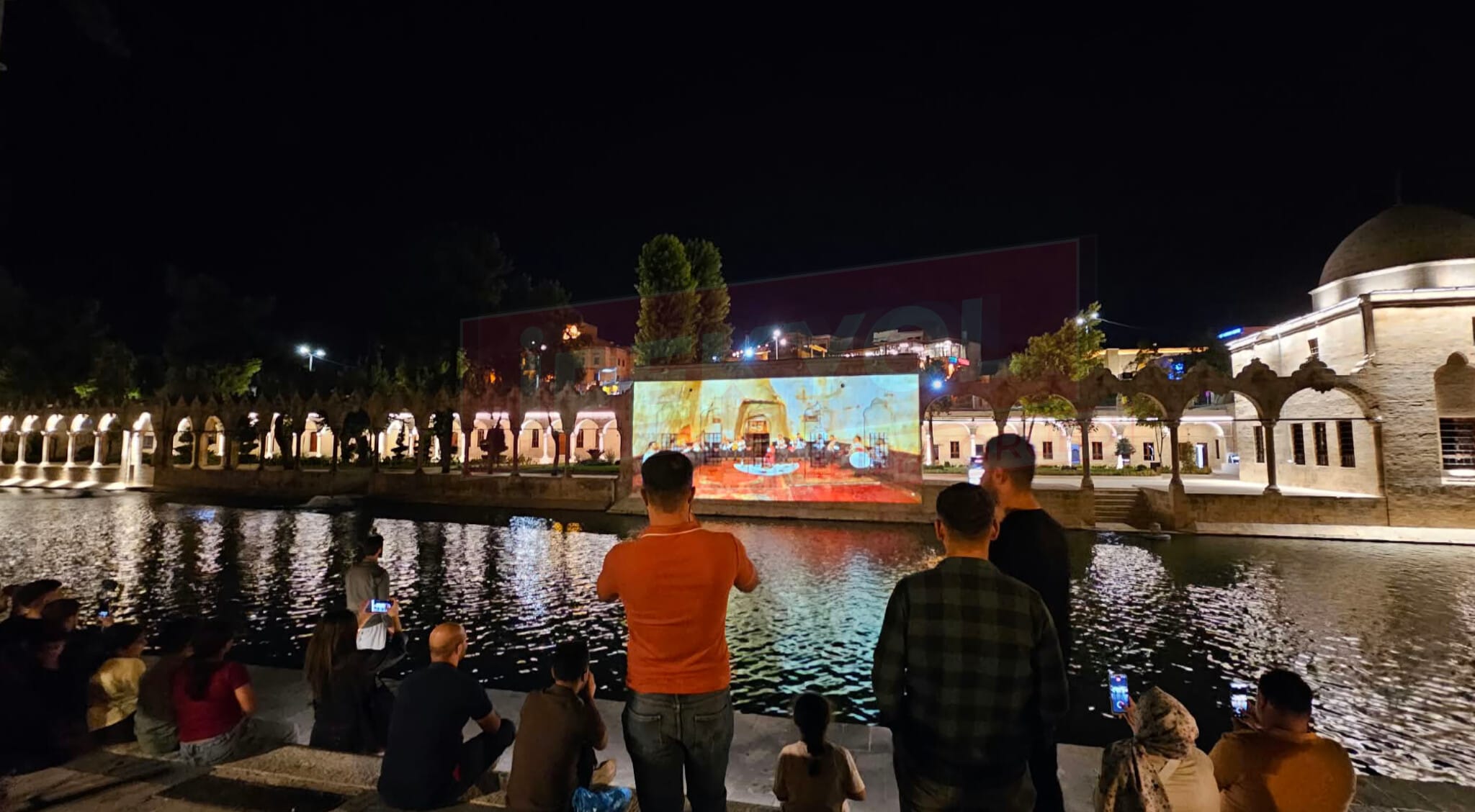 Kutsal hikaye yeniden yorumlandı: Balıklıgöl'deki mapping gösterisine ilgi yoğun...