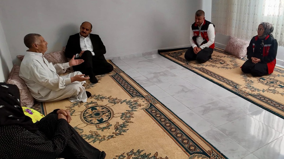 Şanlıurfa’da kaymakam yaşlı çınarların evine konuk oldu