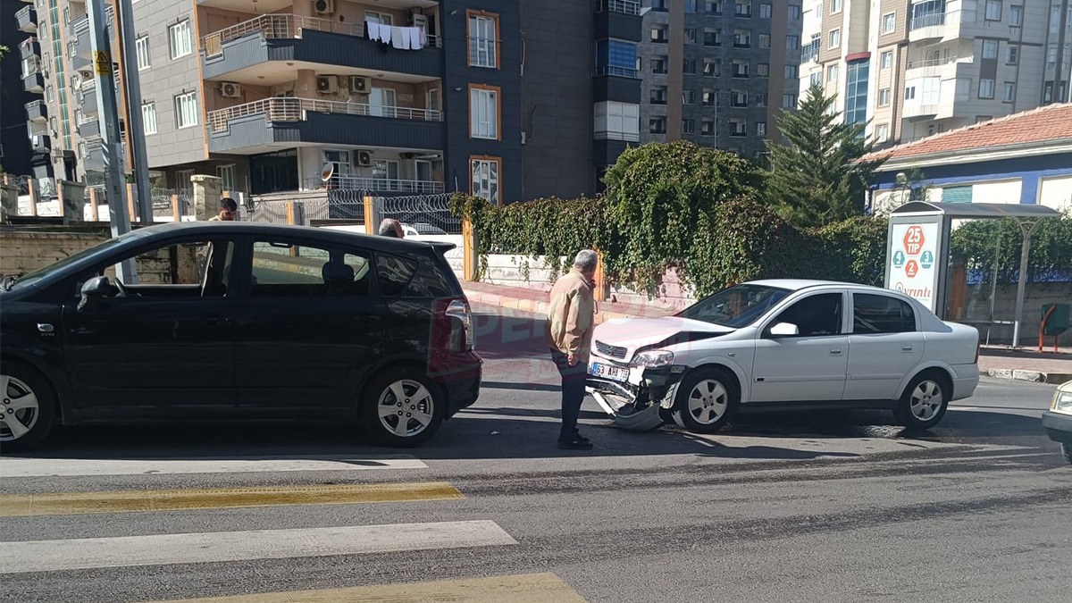 Şanlıurfa’da korkutan çarpışma! Araçlarda maddi hasar…