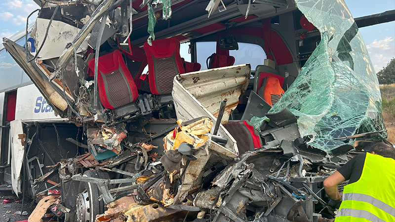 Mersin’de otobüs ile tır çarpıştı: 9 yaralı