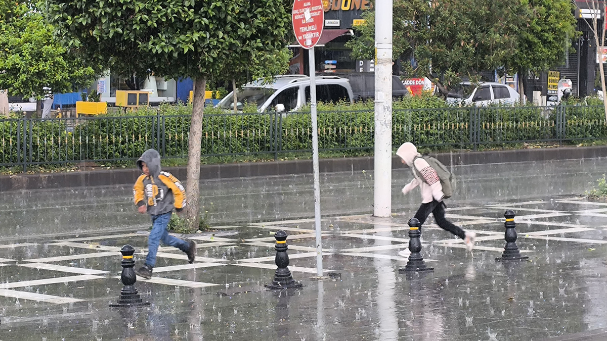 Gökten boşanırcasına yağdı: Şanlıurfa yine yağmura teslim