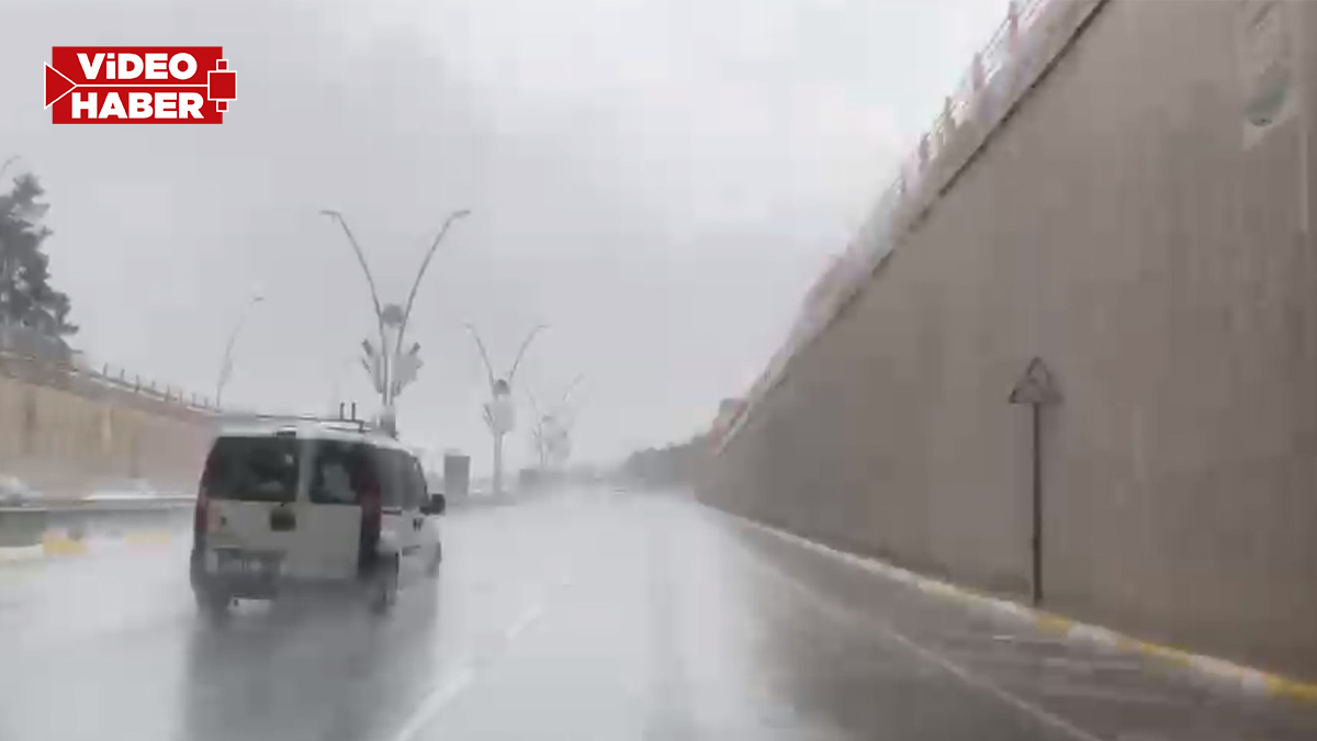 Şanlıurfa güne sağanakla başladı! Görüş mesafesi düştü, yollar suyla doldu