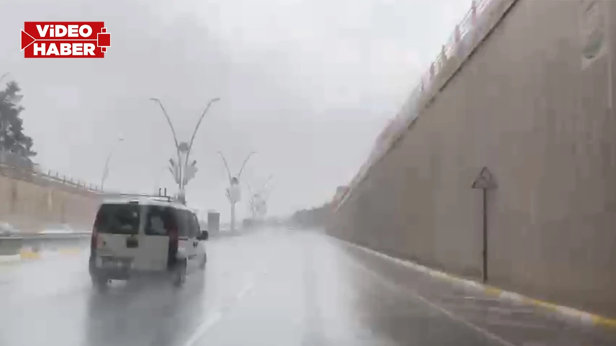 Şanlıurfa güne sağanakla başladı! Görüş mesafesi düştü, yollar suyla doldu