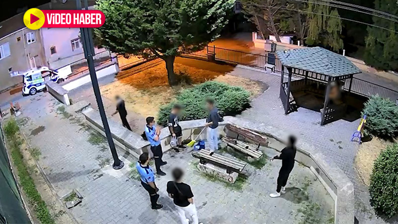 Parkta yere çekirdek kabuğu atan gençlere zabıta temizlik yaptırdı