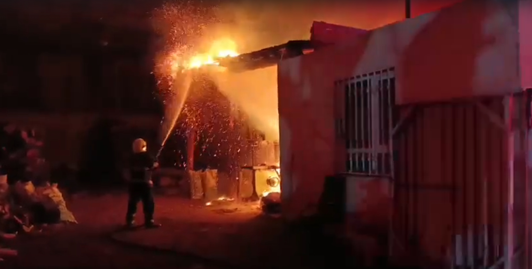 Şanlıurfa'da oduncu pazarında yangın! Müdahale kamerada...