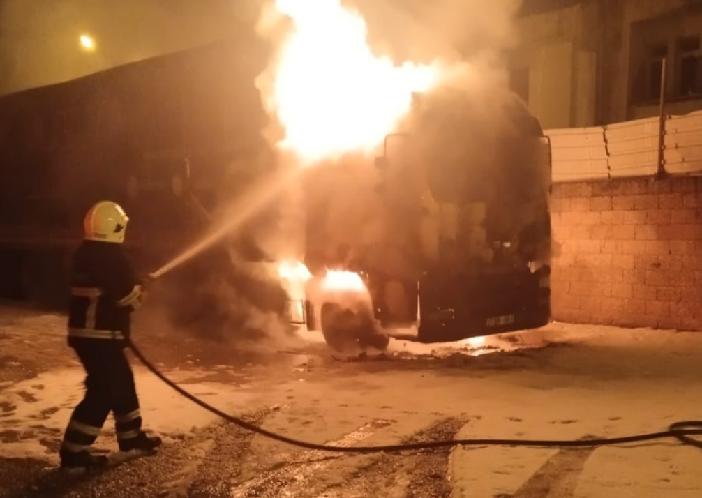 Şanlıurfa'da garajda korkutan yangın! Birden alev aldı...