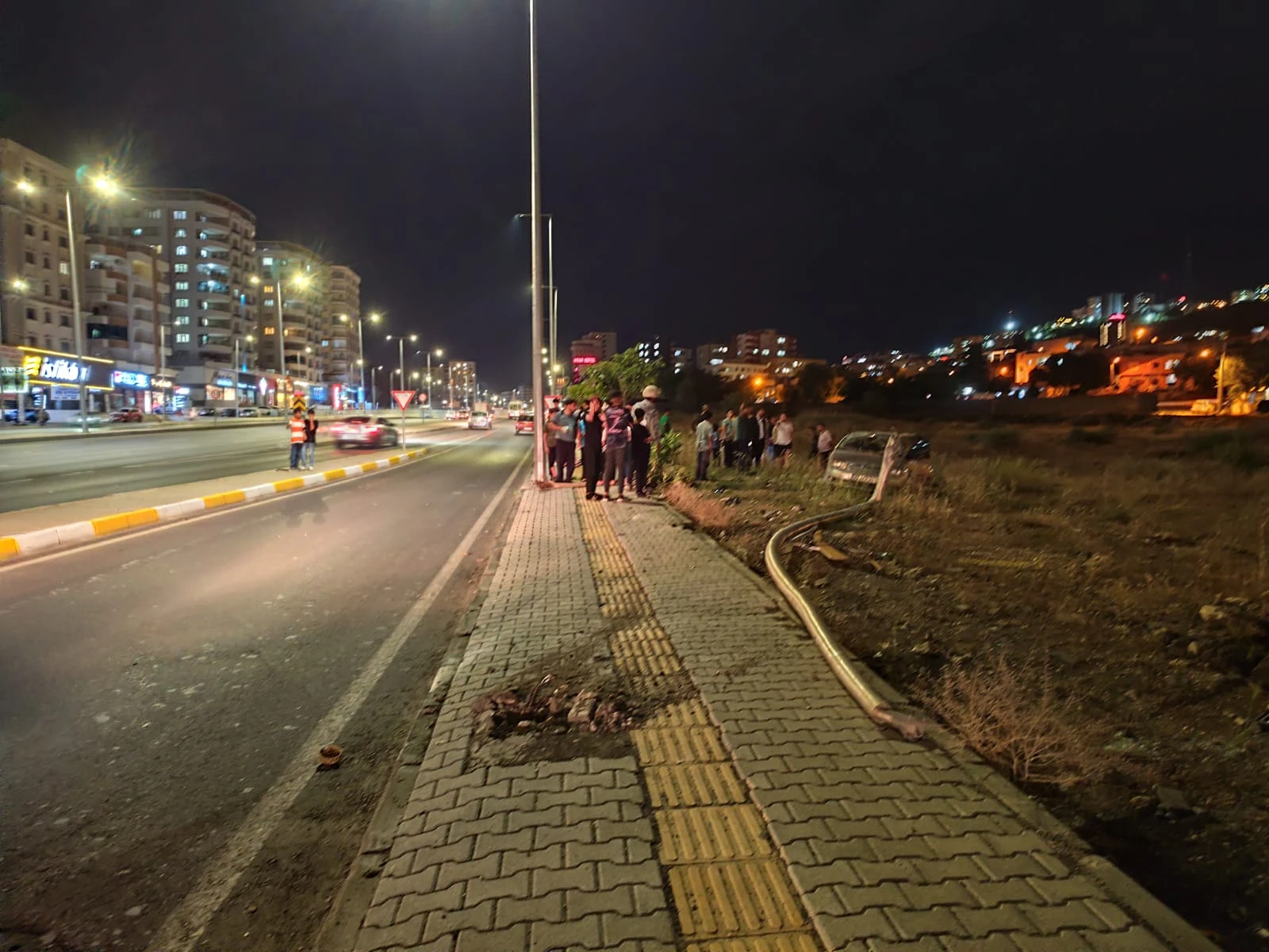 Şanlıurfa’da araç şarampole devrildi! Yaralılar var
