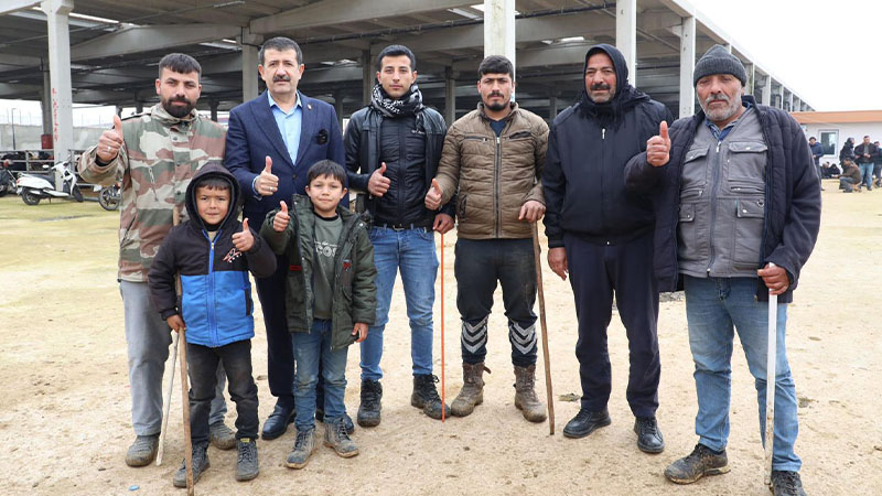 Mehmet Ekinci seçim çalışmalarını sürdürüyor: Hayvan Pazarı esnafını ziyaret etti