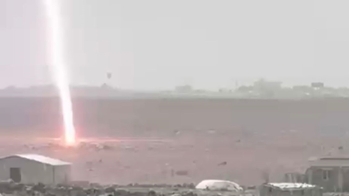 Yıldırımın düşme anı kamerada! Parlayan ışık ve yankılanan gürültü