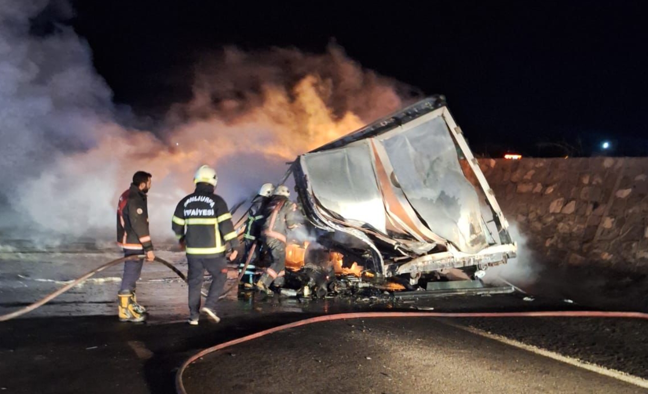 Şanlıurfa'da TIR alev alev yandı... Küle döndü