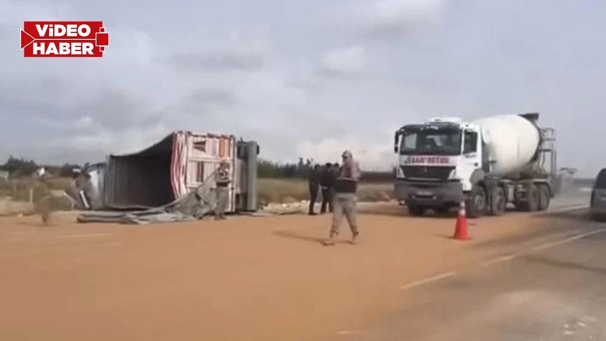Şanlıurfa’da buğday yüklü tır devrildi! Yol sarıya büründü