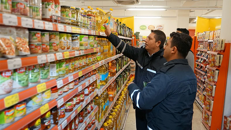 Karaköprü'de zabıta denetimi: Fahiş fiyat, son kullanma tarihi ve hijyen