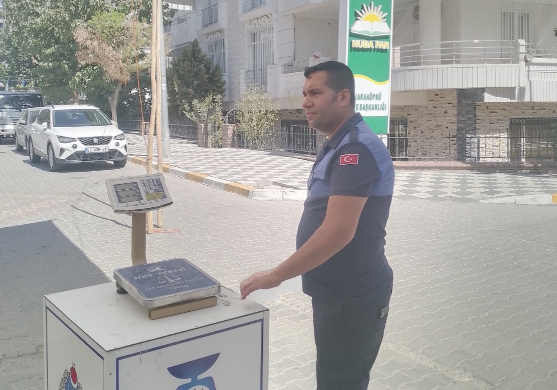 Karaköprü'ye 'zabıta terazisi'... Pazarda dikkat çeken uygulama