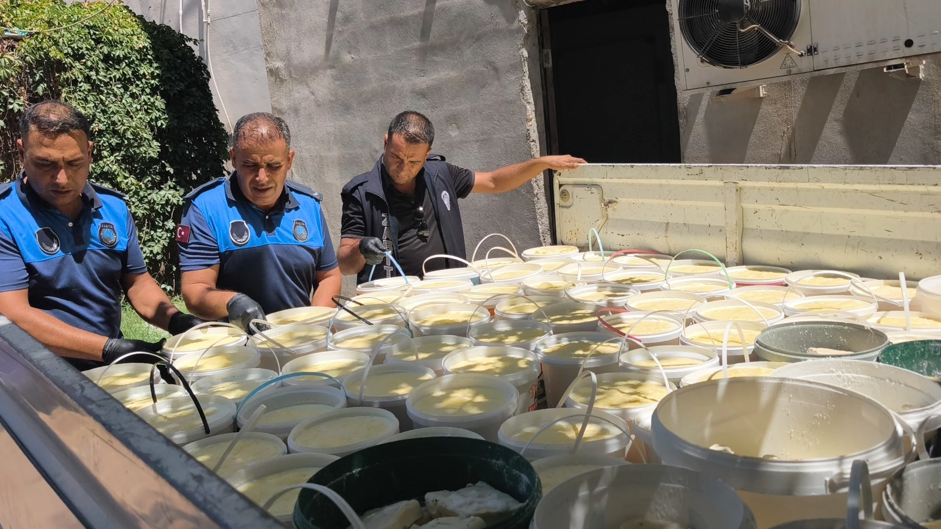 Şanlıurfa’da mide bulandıran baskın! Depodan çıkanlar "yok artık!" dedirtti