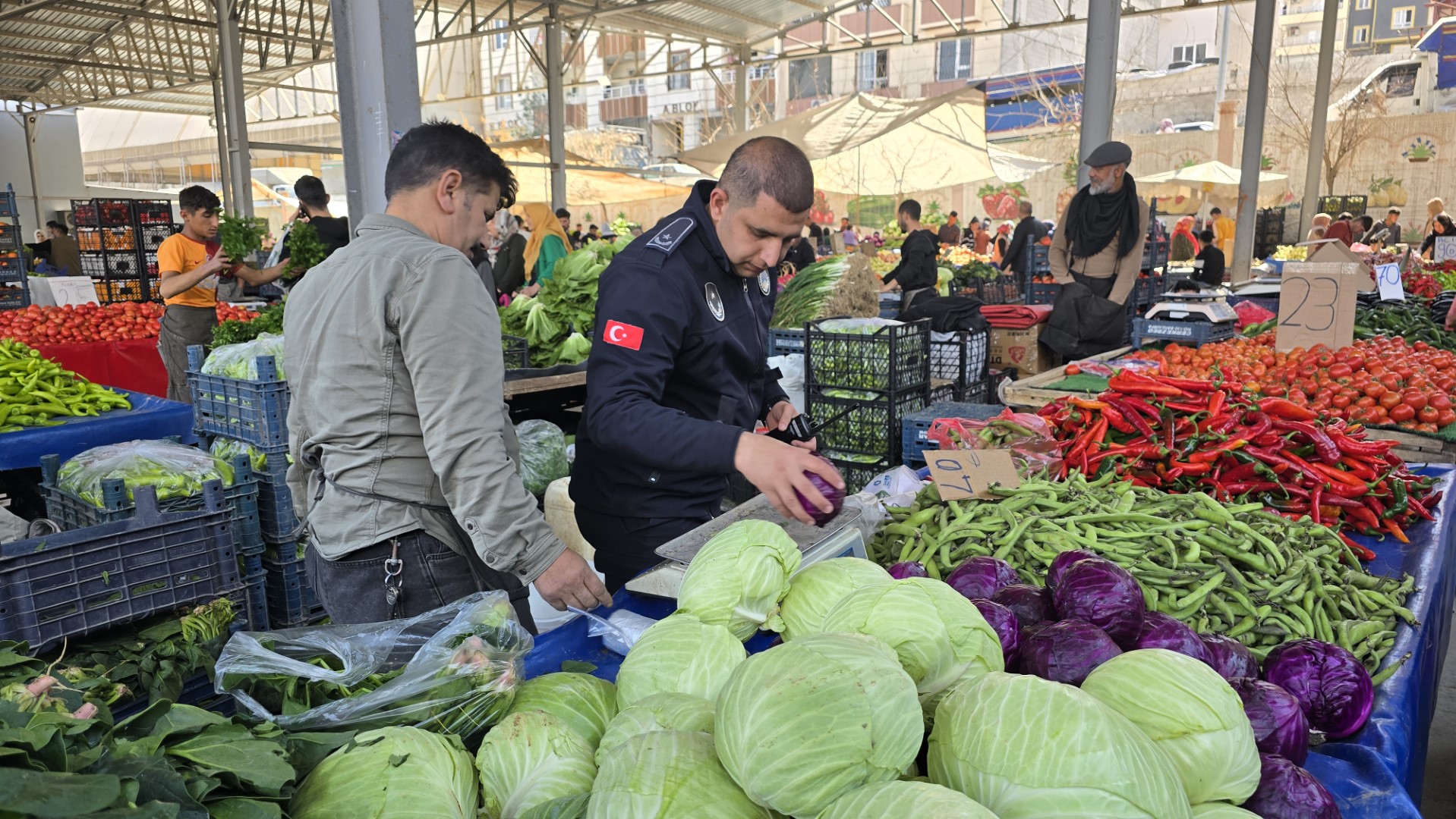 Şanlıurfa’da zabıta pazarda! Fahiş fiyata geçit yok