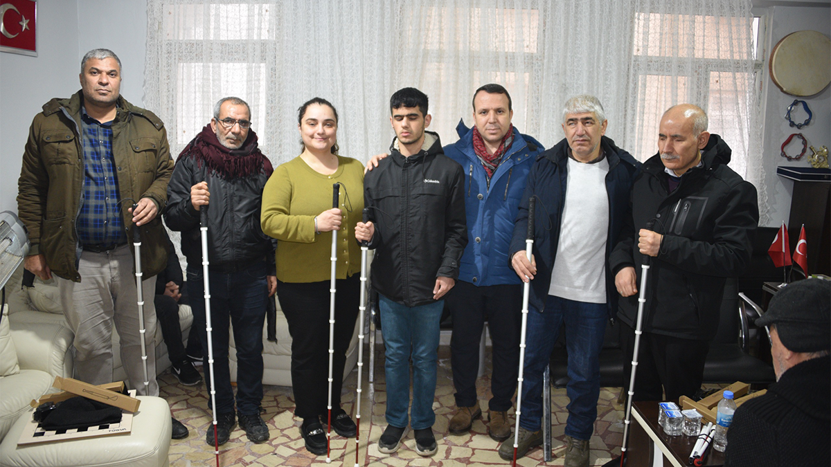 Engelleri 'bastonla' aştılar! Şanlıurfa'da yürekleri ısıtan manzara