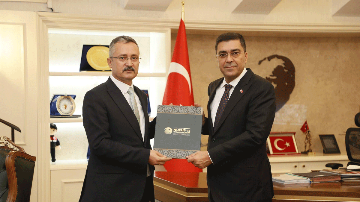 Şanlıurfa’da Nüfus Müdürü Göç’ten Emniyet Müdürü Aksoy’a ziyaret: Doğum belgesini takdim etti
