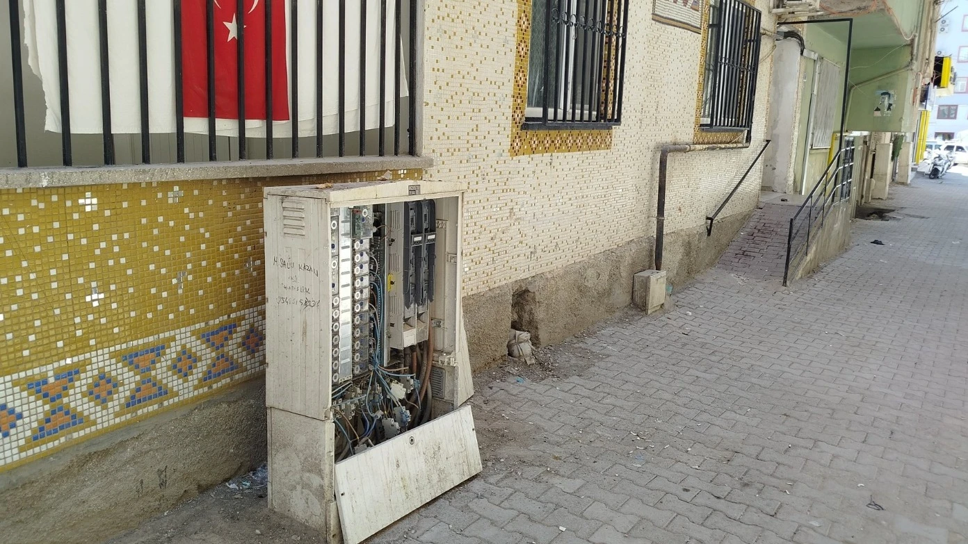 Şanlıurfa'da birileri kırıyor DEDAŞ yapıyor, birileri kırıyor DEDAŞ yapıyor!